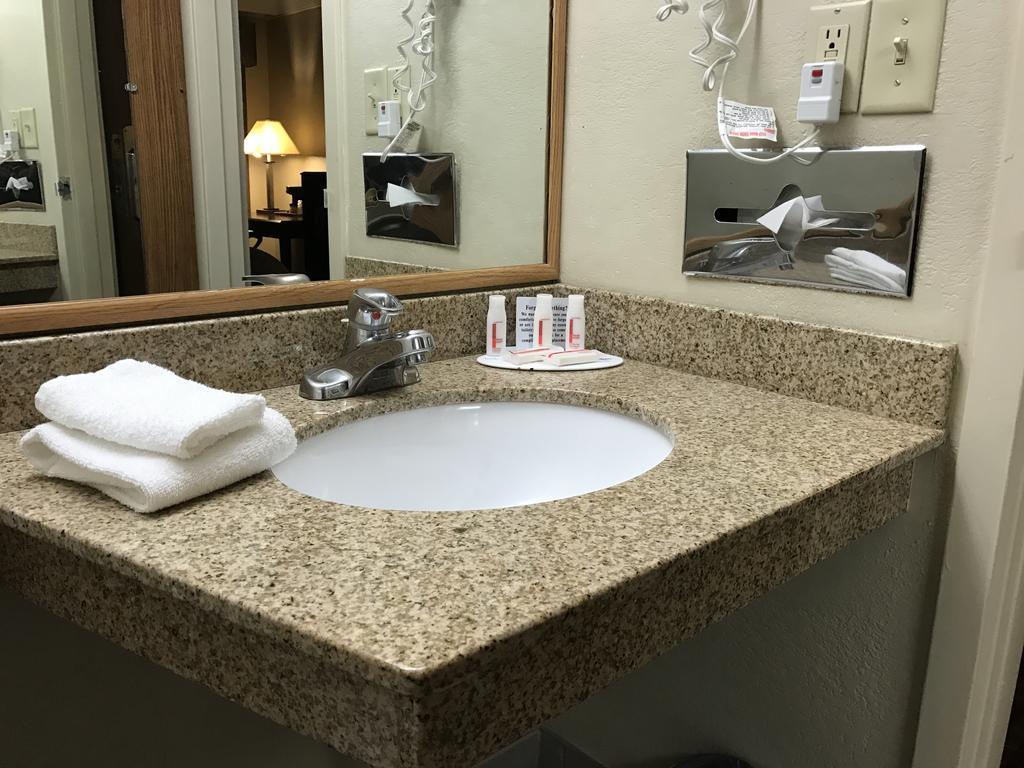 Days Inn By Wyndham Bloomington West Εξωτερικό φωτογραφία