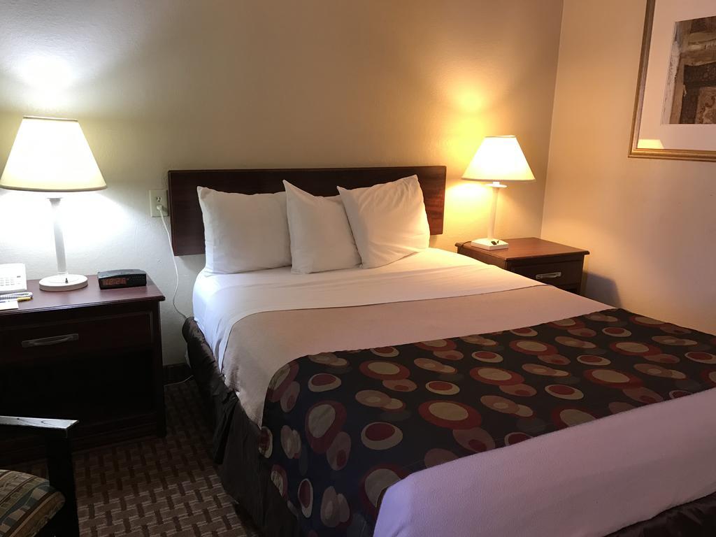 Days Inn By Wyndham Bloomington West Εξωτερικό φωτογραφία