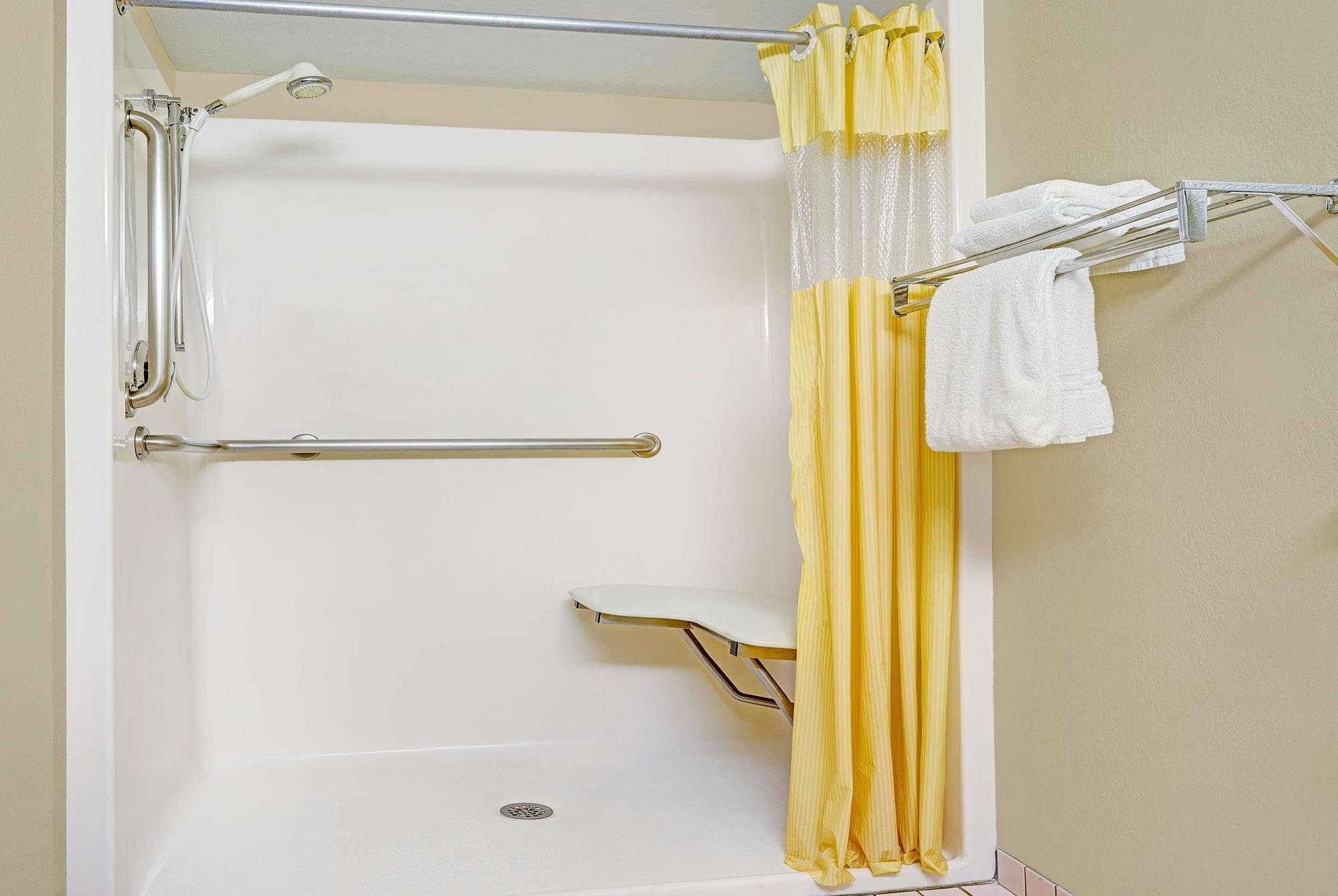 Days Inn By Wyndham Bloomington West Εξωτερικό φωτογραφία