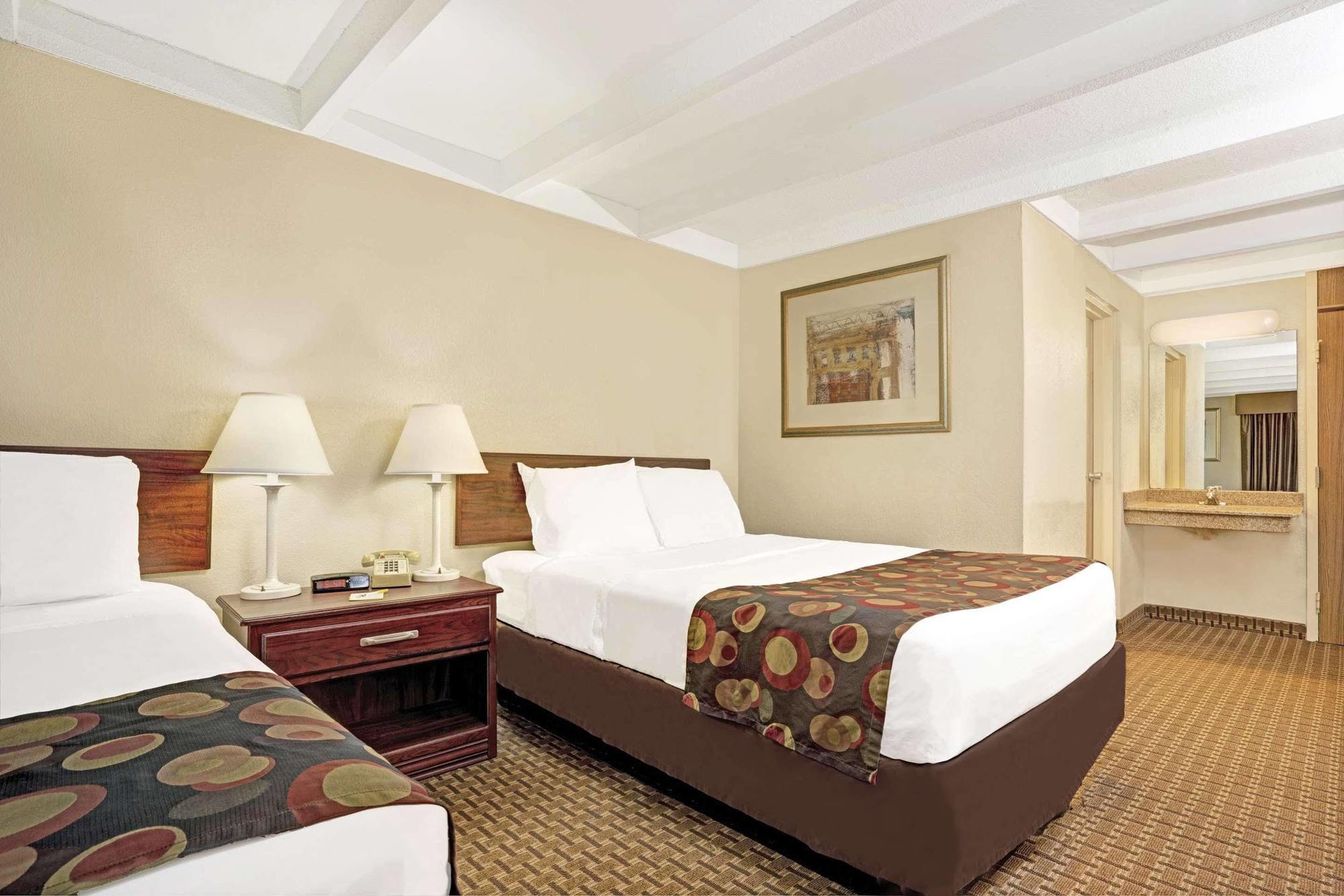 Days Inn By Wyndham Bloomington West Εξωτερικό φωτογραφία