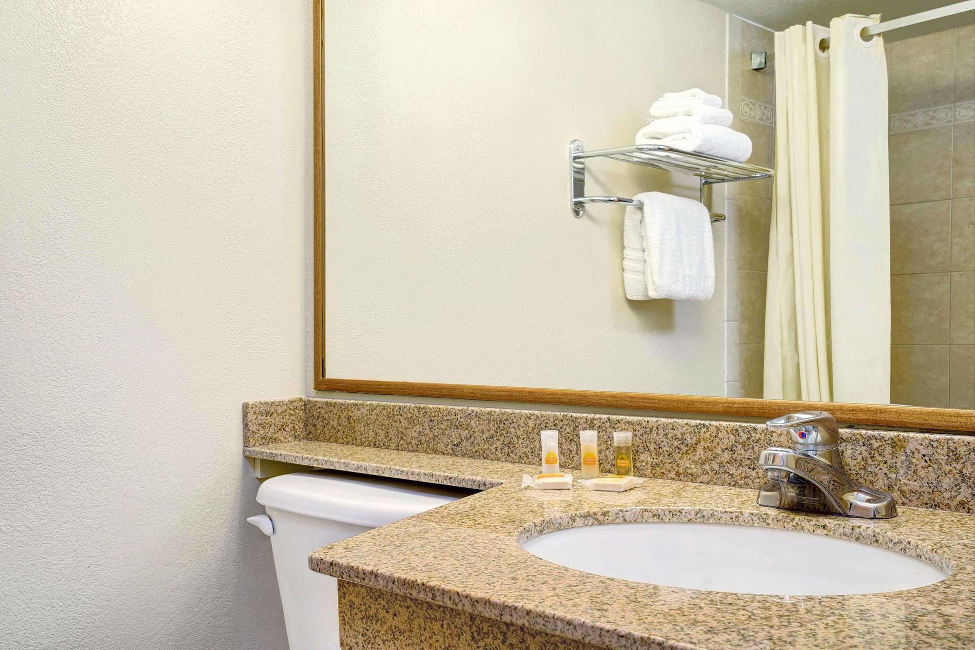 Days Inn By Wyndham Bloomington West Εξωτερικό φωτογραφία