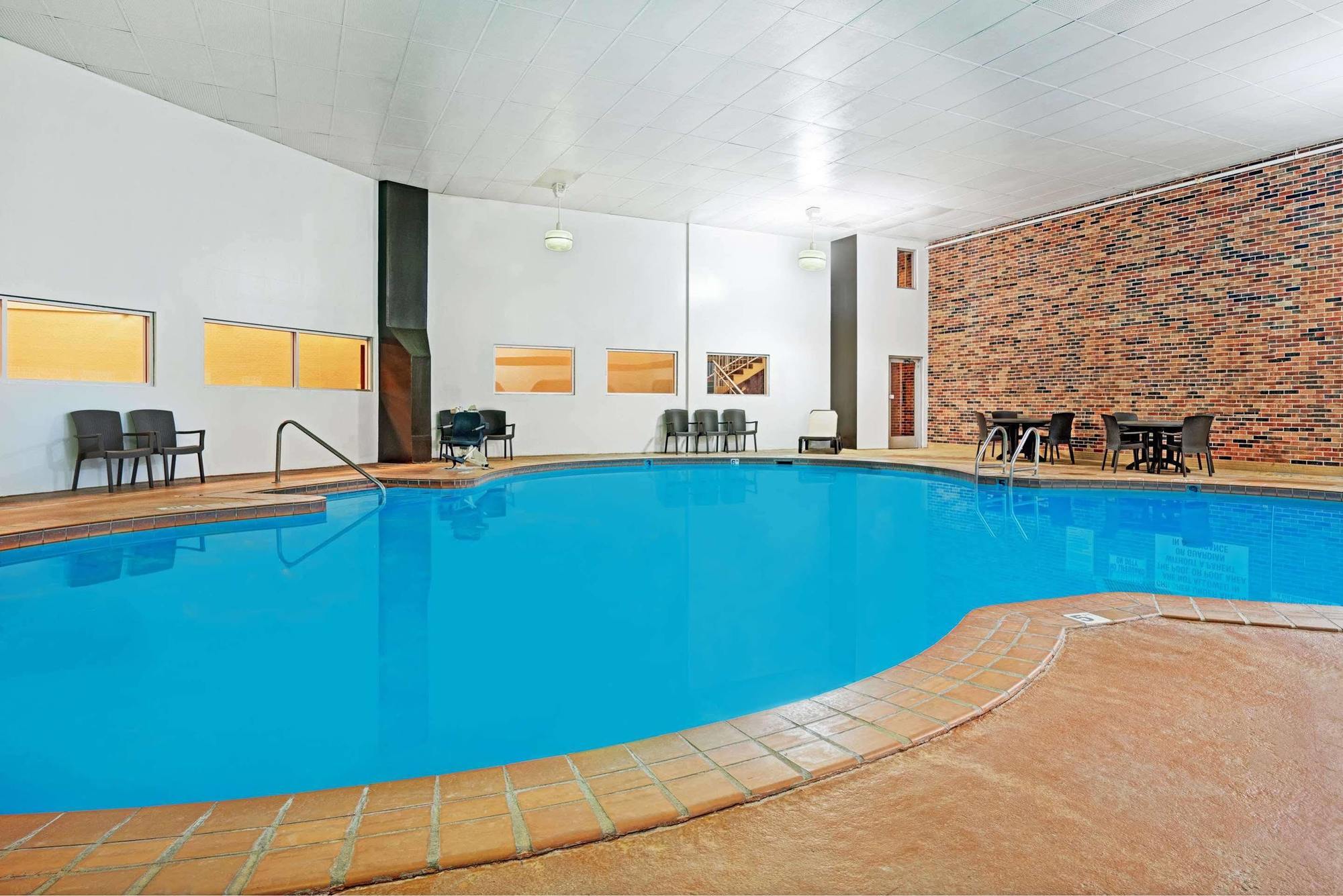 Days Inn By Wyndham Bloomington West Εξωτερικό φωτογραφία