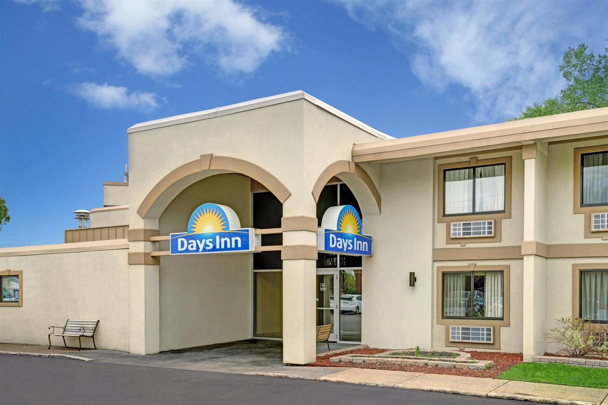 Days Inn By Wyndham Bloomington West Εξωτερικό φωτογραφία