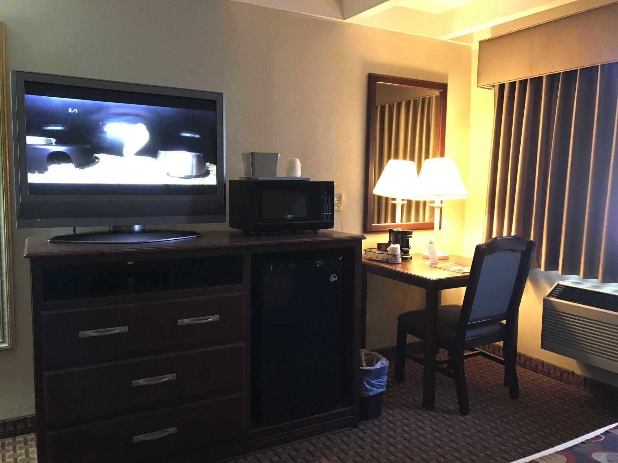 Days Inn By Wyndham Bloomington West Εξωτερικό φωτογραφία